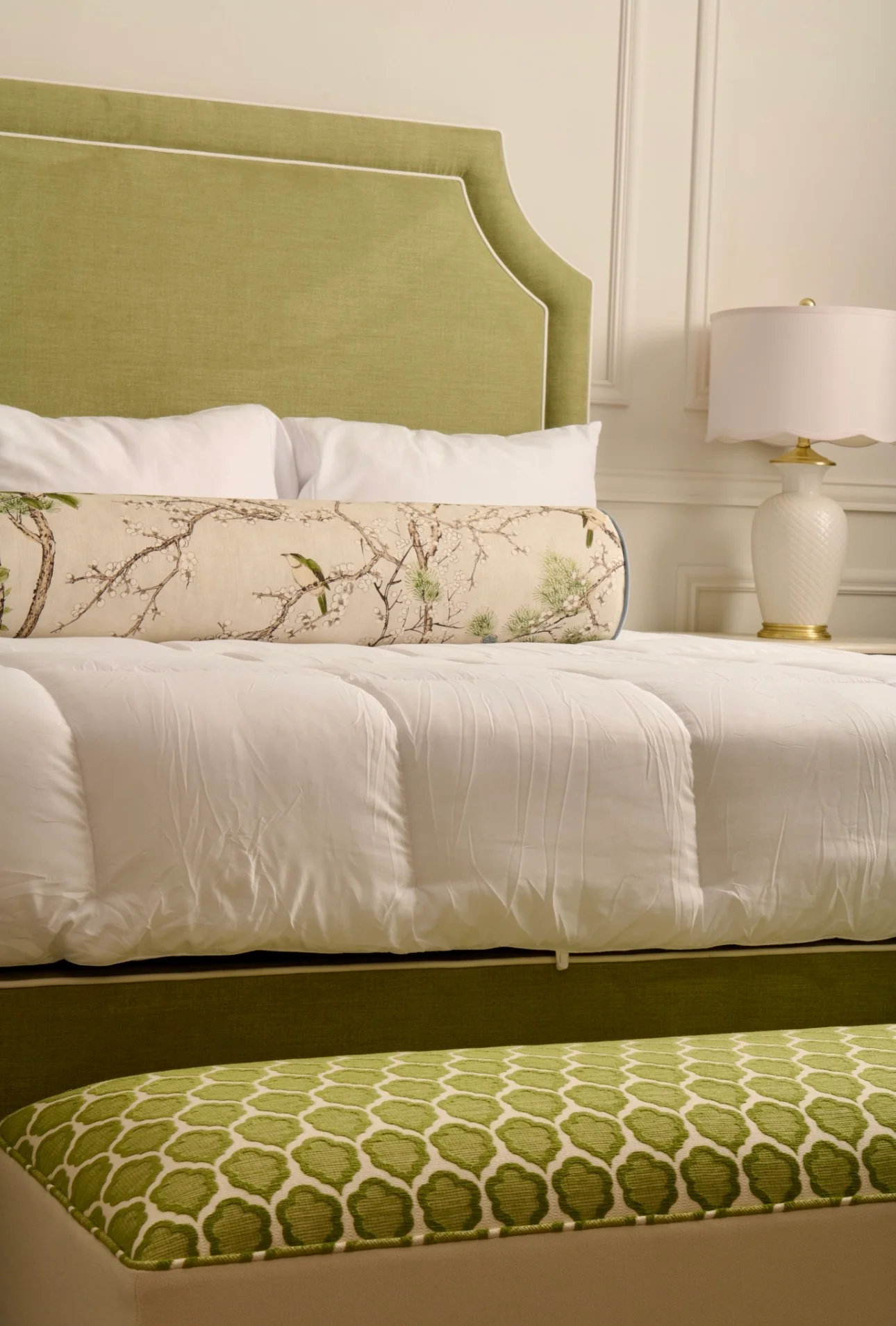 60ā L Scalloped End of Bed Bench in Green Thibaut Fabric - Image 4