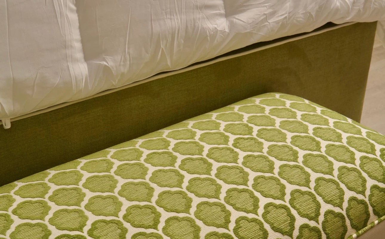 60ā L Scalloped End of Bed Bench in Green Thibaut Fabric - Image 5